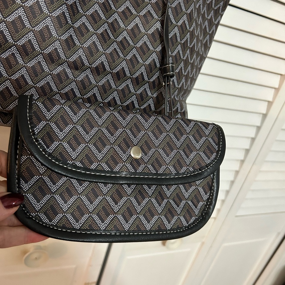 Stylish Black and Gray Tote Bag with Pouch - Picture 4 of 4